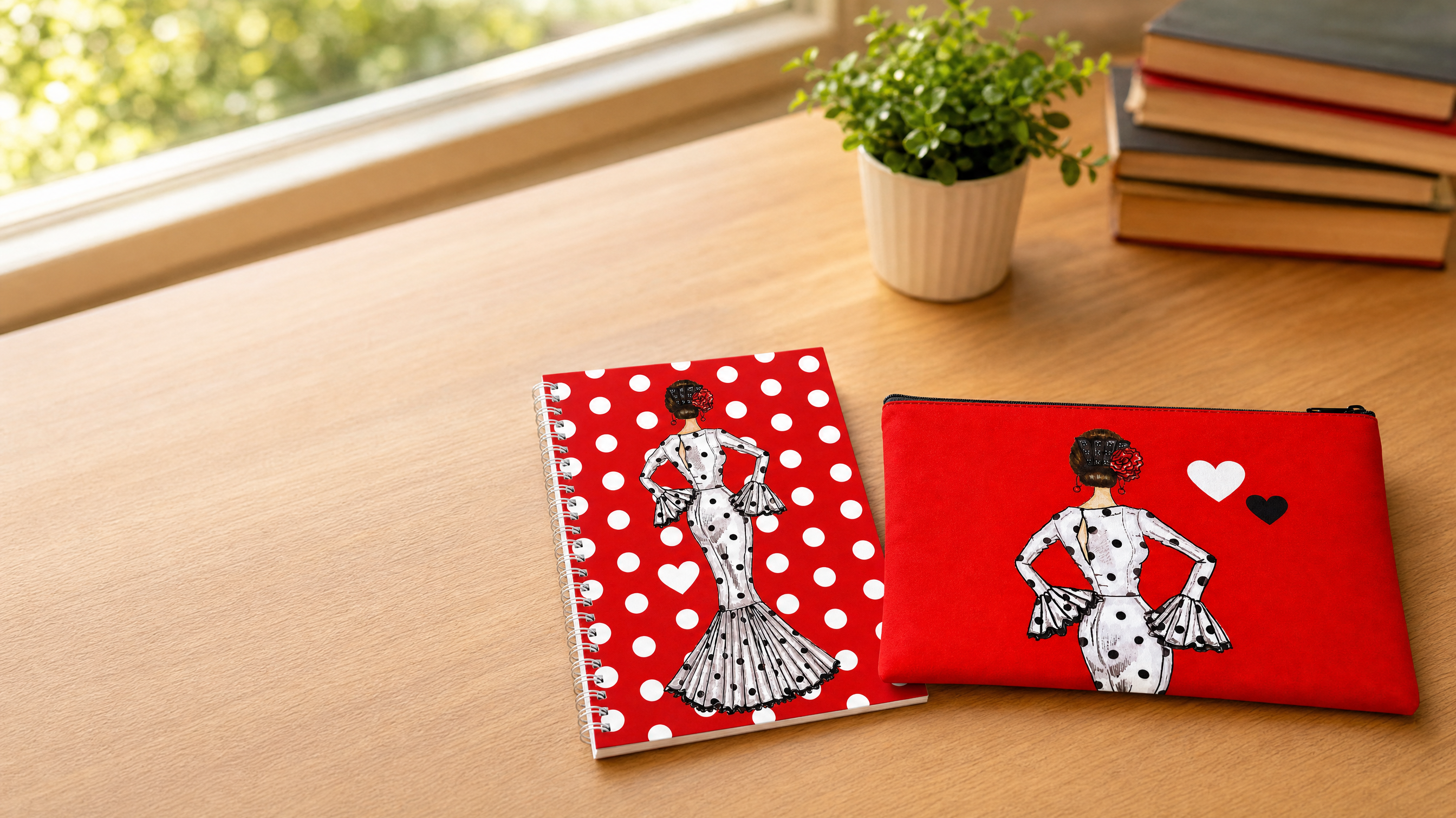 Estuche y libreta flamenca illustrArte sobre un escritorio, listos para la vuelta al cole