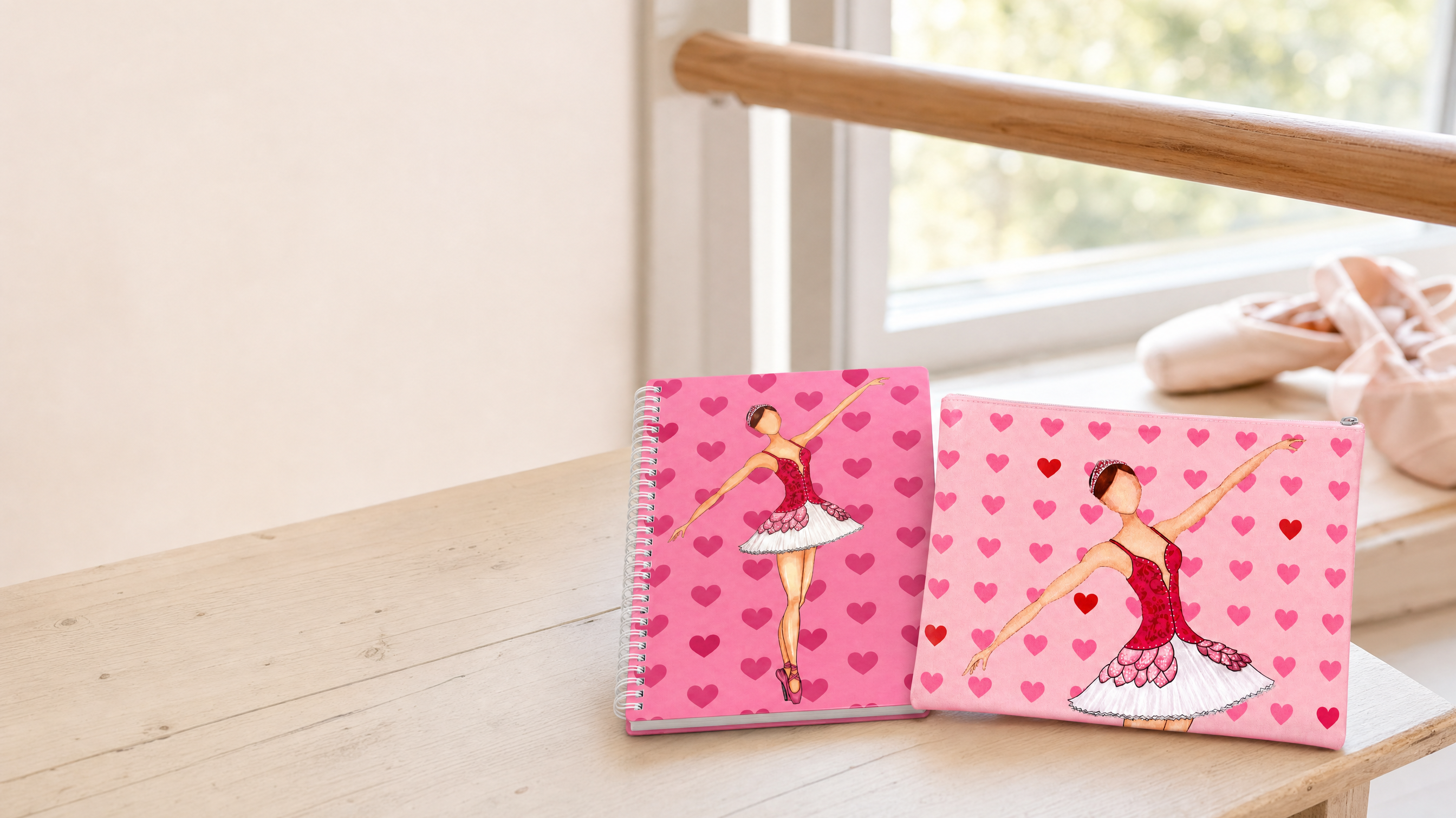 Estuche y libreta de ballet illustrArte con la bailarina Mariela, sobre un banco junto a la barra de danza