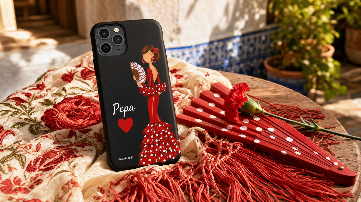 Móvil con la funda personalizada Flamenca Pepa de illustrArte, con el nombre Pepa, sobre un mantón de Manila junto a un abanico de lunares y un clavel rojo en un patio andaluz