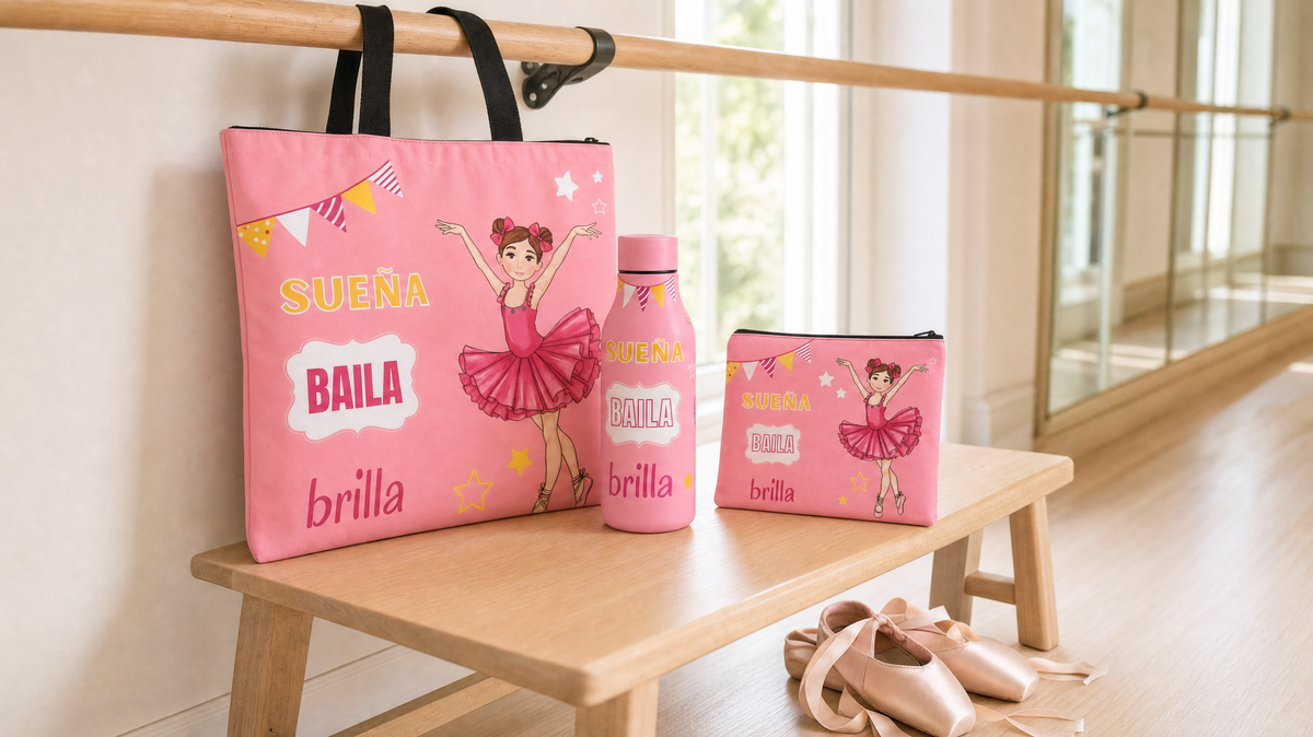 Bolsa de ballet, botella térmica y neceser de la bailarina Marina de illustrArte sobre un banco junto a la barra de un estudio de danza, con zapatillas de puntas en el suelo