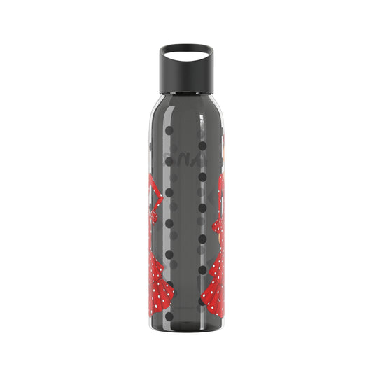 una botella de agua con puntos de lunares y corazones