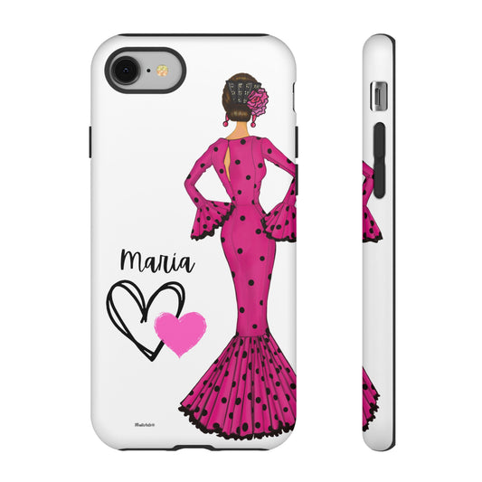 Vista detallada de la funda de teléfono personalizable con nombre, destacando a la flamenca María en vestido rosa, ideal para dispositivos como iPhone, Samsung y Google Pixel.
