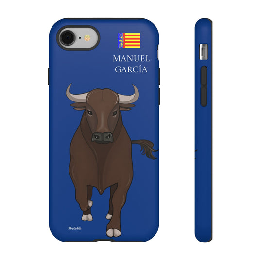 Vista lateral de la funda de teléfono personalizable con nombre/bandera/Virgen - Modelo Toro Manuel en fondo azul. Ideal para proteger tu smartphone con estilo.