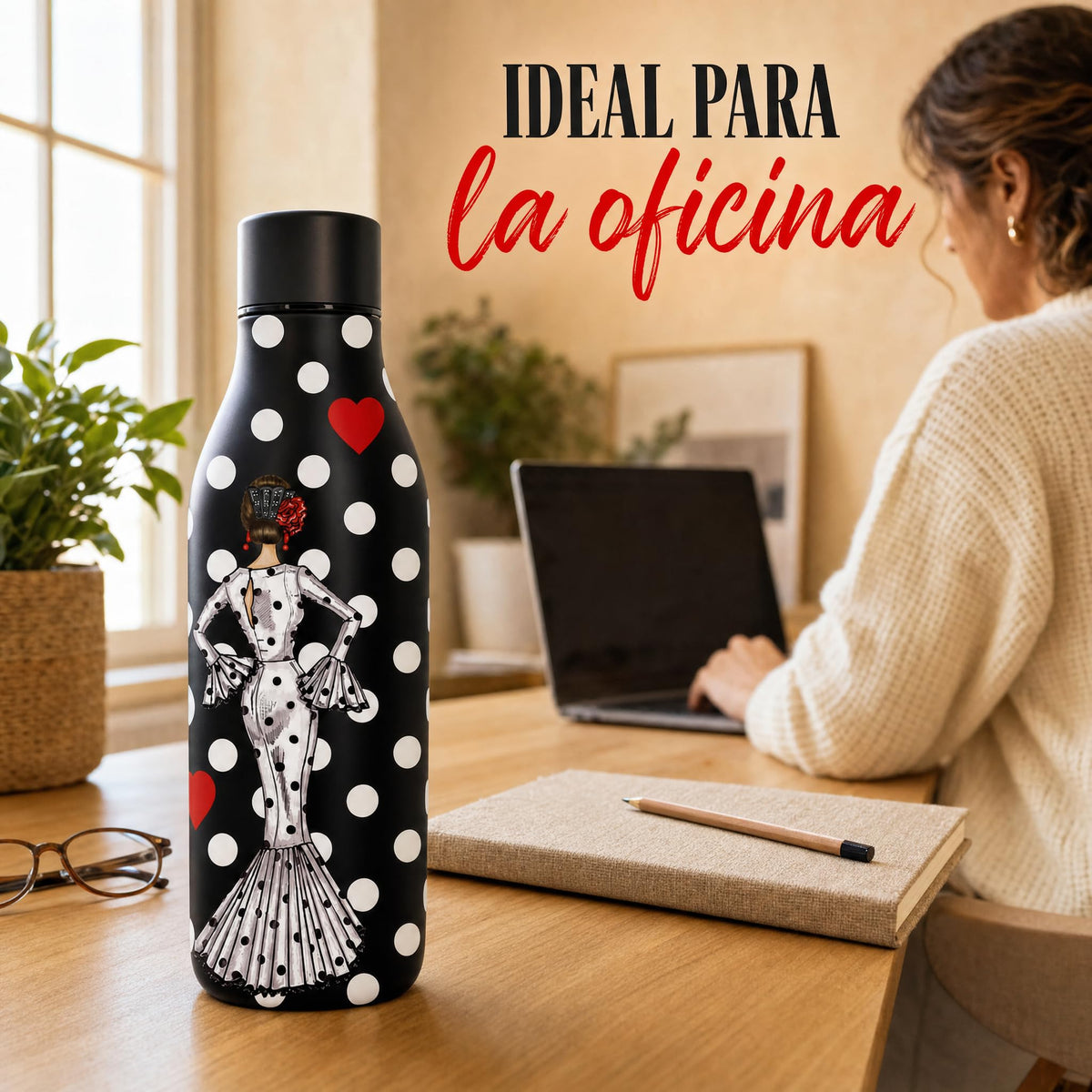 Botella térmica flamenca illustrArte 500 ml – diseño María Blanco, fondo negro – en la oficina