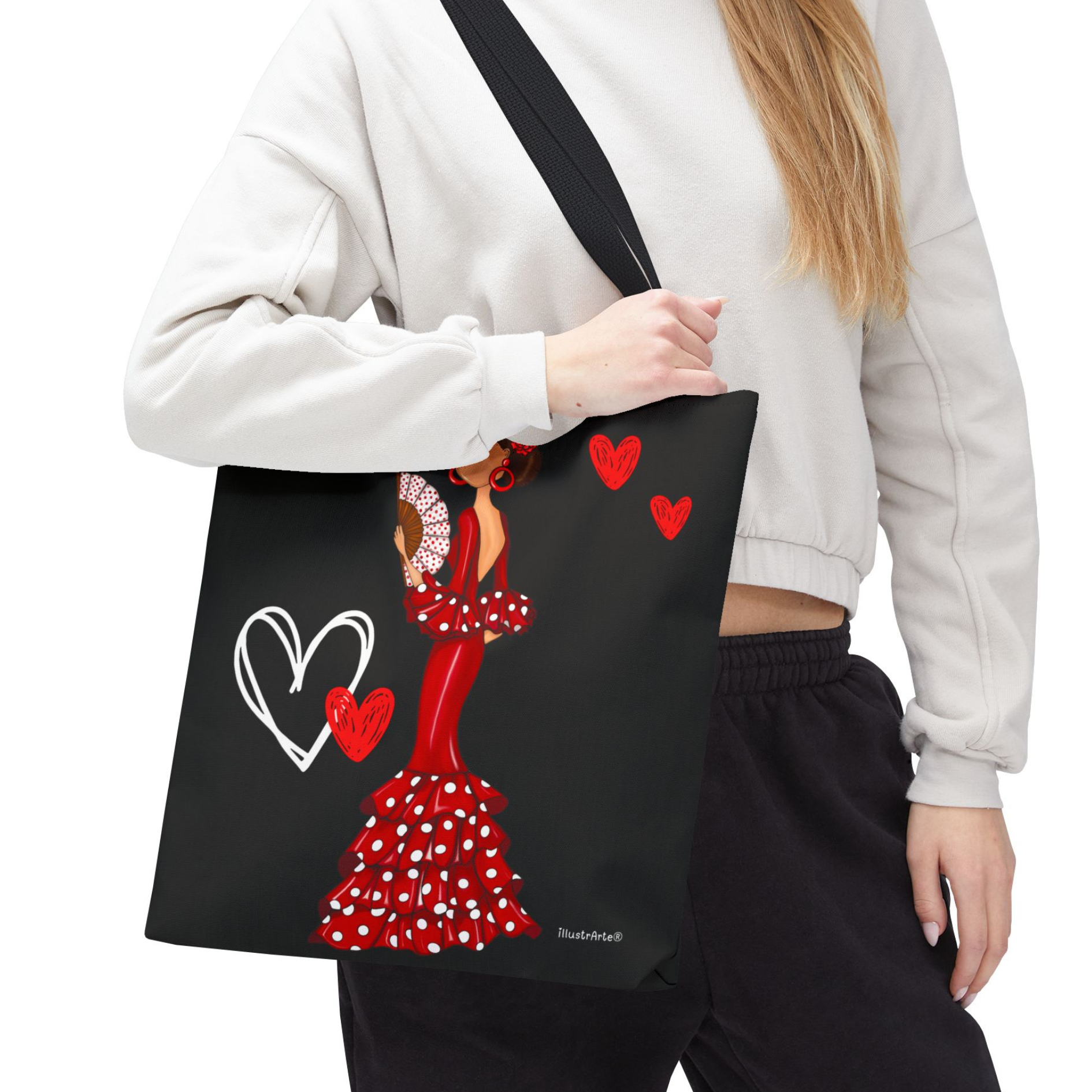 Bolsa Tote de Poliéster y Algodón 400 g/m² - Diseño Flamenca Pepa con Corazones, en una playa con un fondo de arena, destacando su versatilidad.