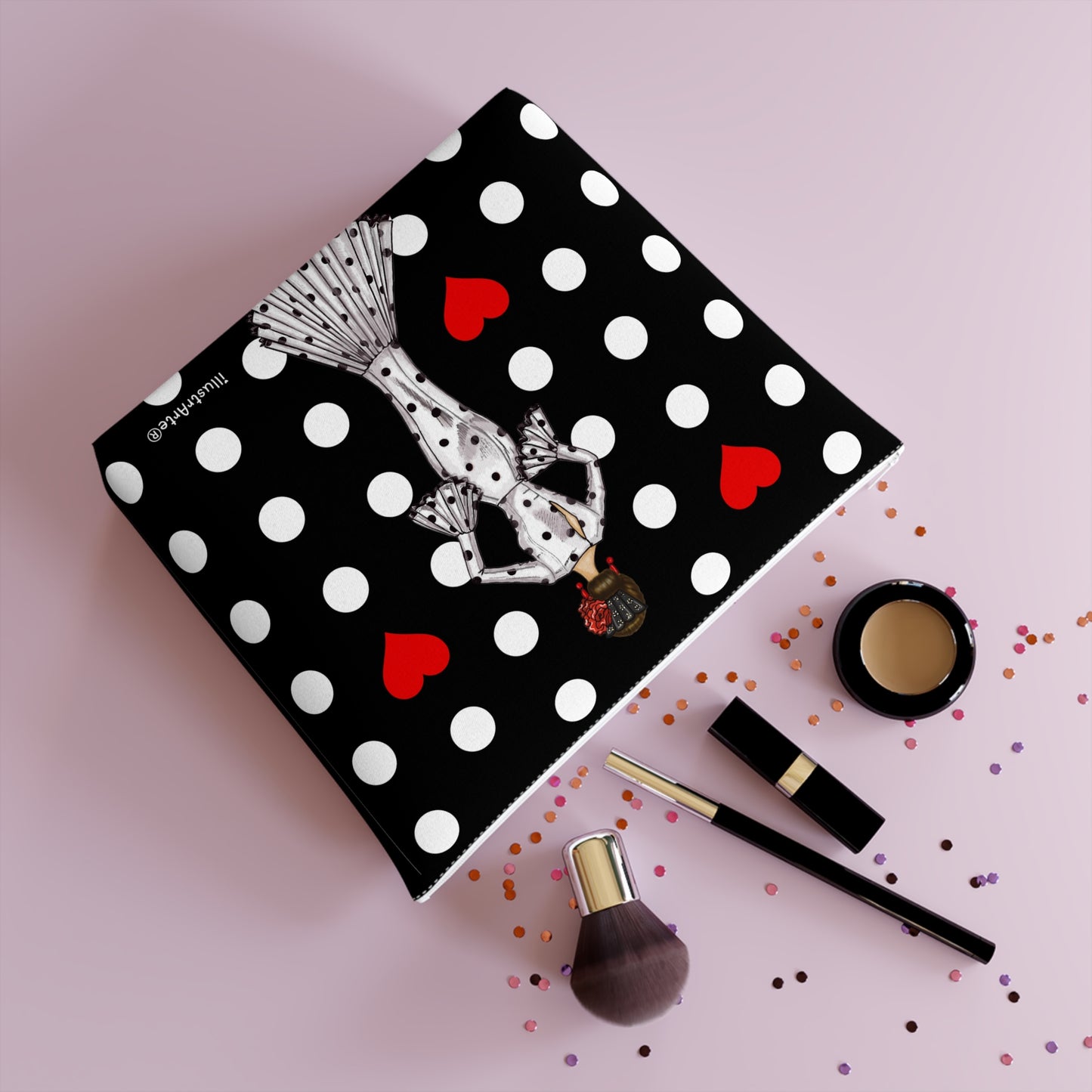 Neceser Flamenca 'María blanco', un accesorio práctico y bonito para tus productos de higiene personal y maquillaje.