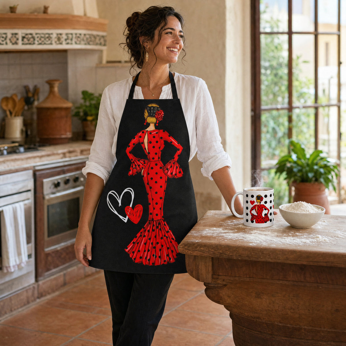 Mujer con delantal flamenco María Rojo horneando, con la taza a juego