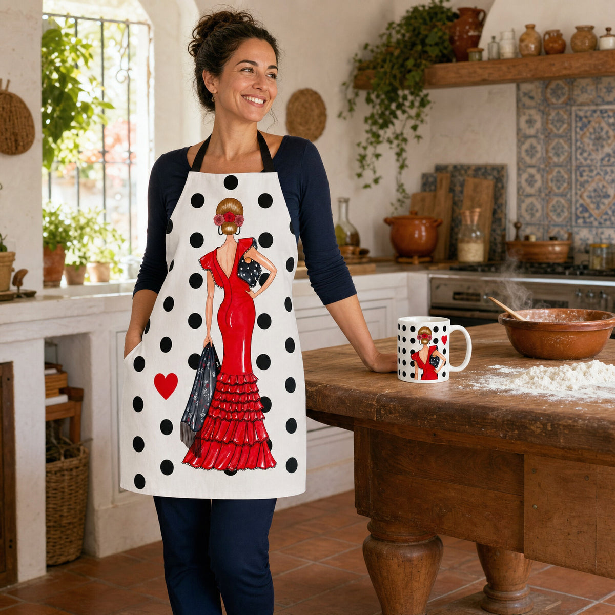 Mujer con delantal flamenco Manuela horneando, con la taza a juego