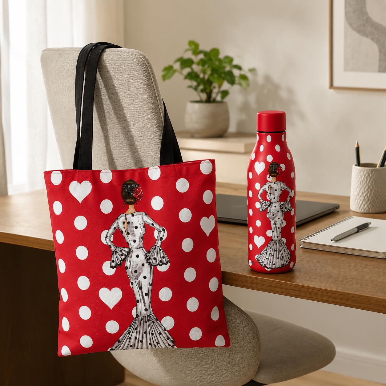 Pack botella + bolso Málaga María Blanco fondo rojo – vista 6