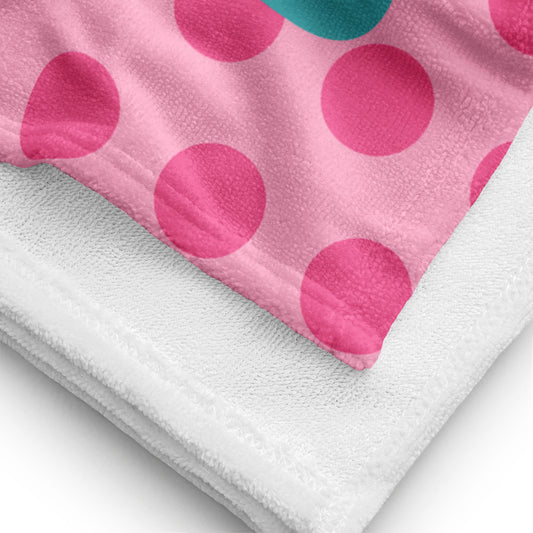 una manta de lunares rosa y azul sobre una manta blanca