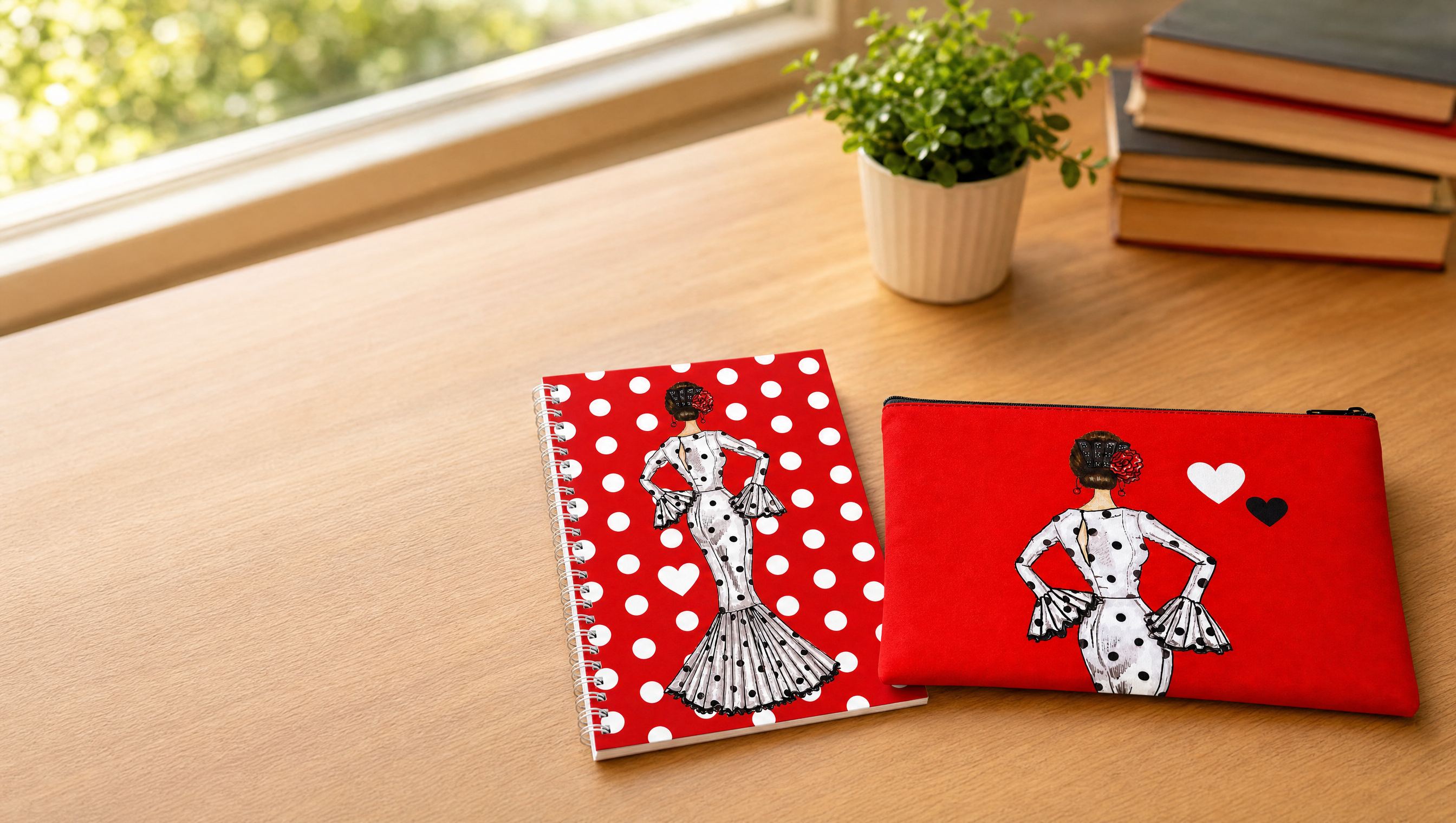 Estuche y libreta flamenca illustrArte sobre un escritorio, listos para la vuelta al cole