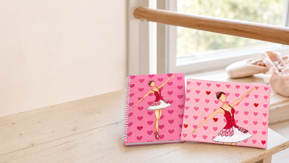 Estuche y libreta de danza illustrArte con la bailarina Mariela, sobre un banco junto a la barra, como idea de regalo para la profe de baile