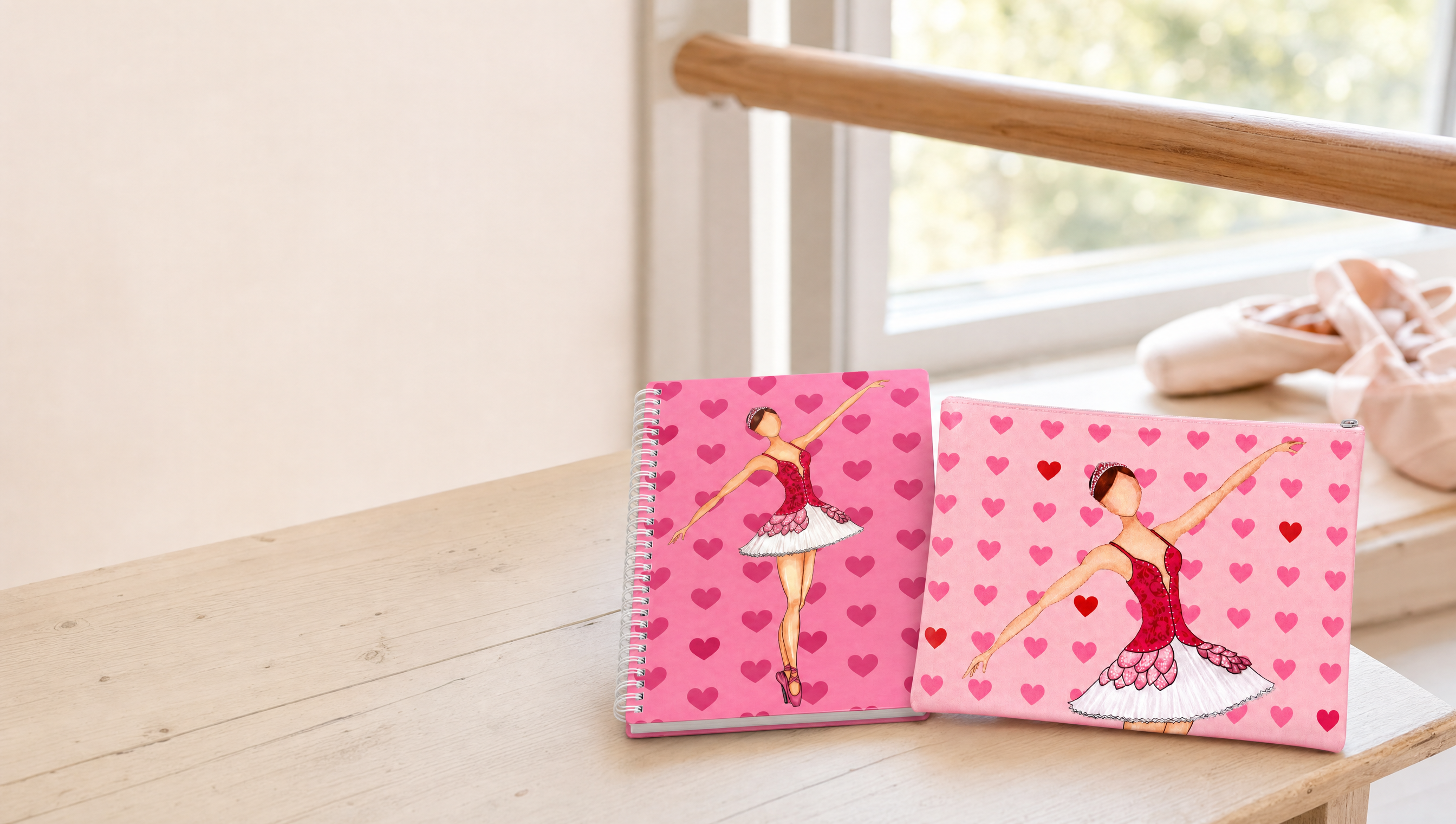 Estuche y libreta de ballet illustrArte con la bailarina Mariela, sobre un banco junto a la barra de danza