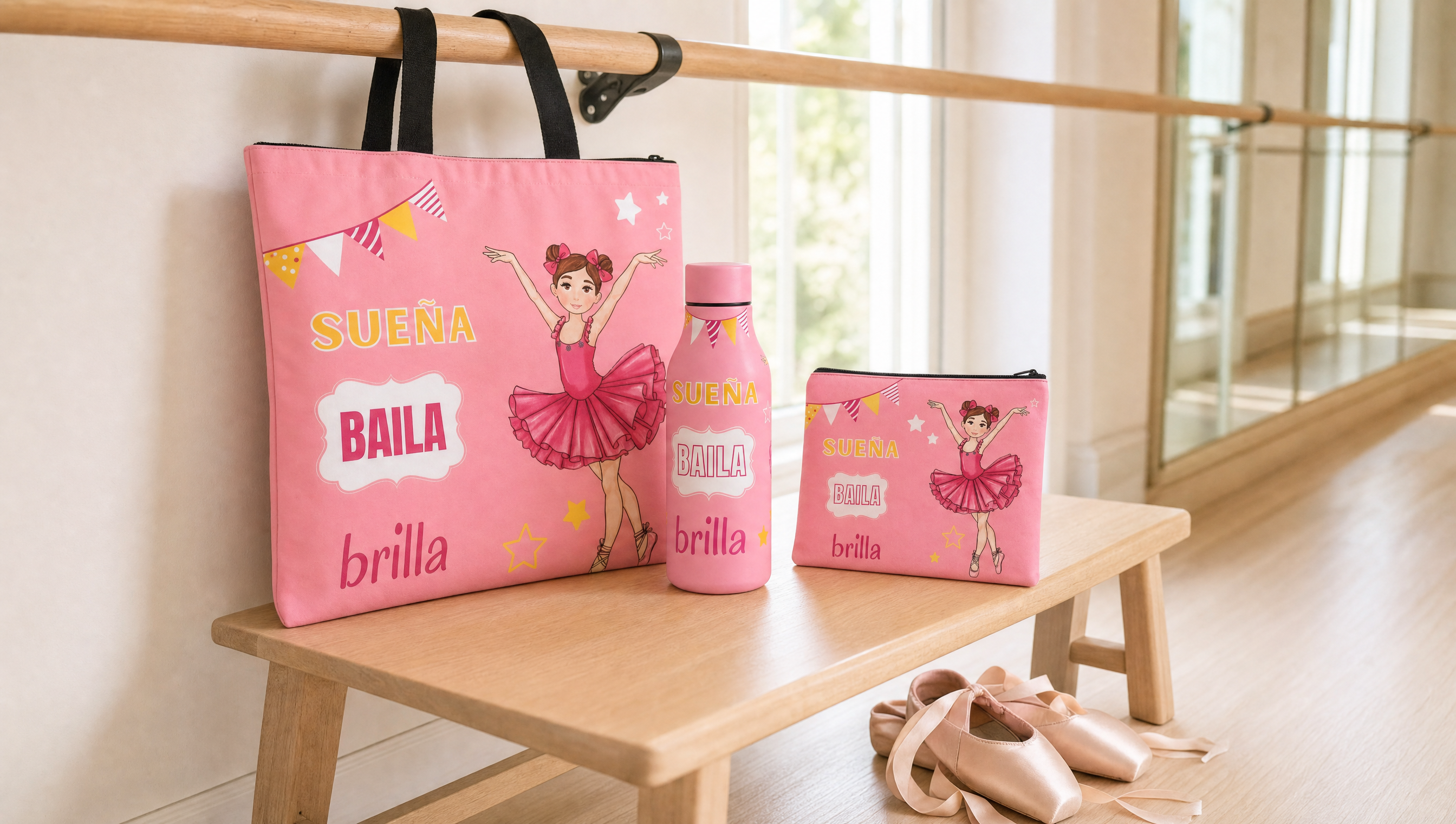 Bolsa de ballet, botella térmica y neceser de la bailarina Marina de illustrArte sobre un banco junto a la barra de un estudio de danza, con zapatillas de puntas en el suelo