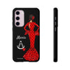 Funda de teléfono personalizable María rojo pelo oscuro fondo negro – para iPhone, Samsung, Pixel