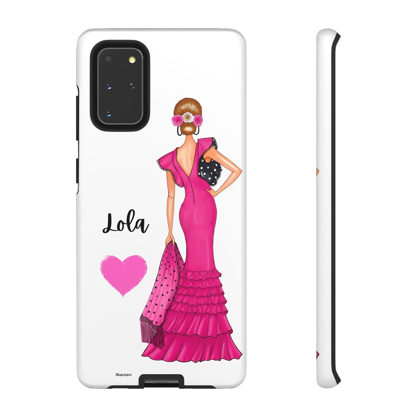 Funda de teléfono personalizable con nombre/bandera/Virgen - Modelo Manuela vestido rosa exhibida en un ambiente de estilo.