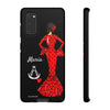 Funda de teléfono personalizable María rojo pelo oscuro fondo negro – para iPhone, Samsung, Pixel