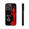 Funda de teléfono personalizable María rojo pelo oscuro fondo negro – para iPhone, Samsung, Pixel
