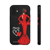 Funda de teléfono personalizable María rojo pelo oscuro fondo negro – para iPhone, Samsung, Pixel