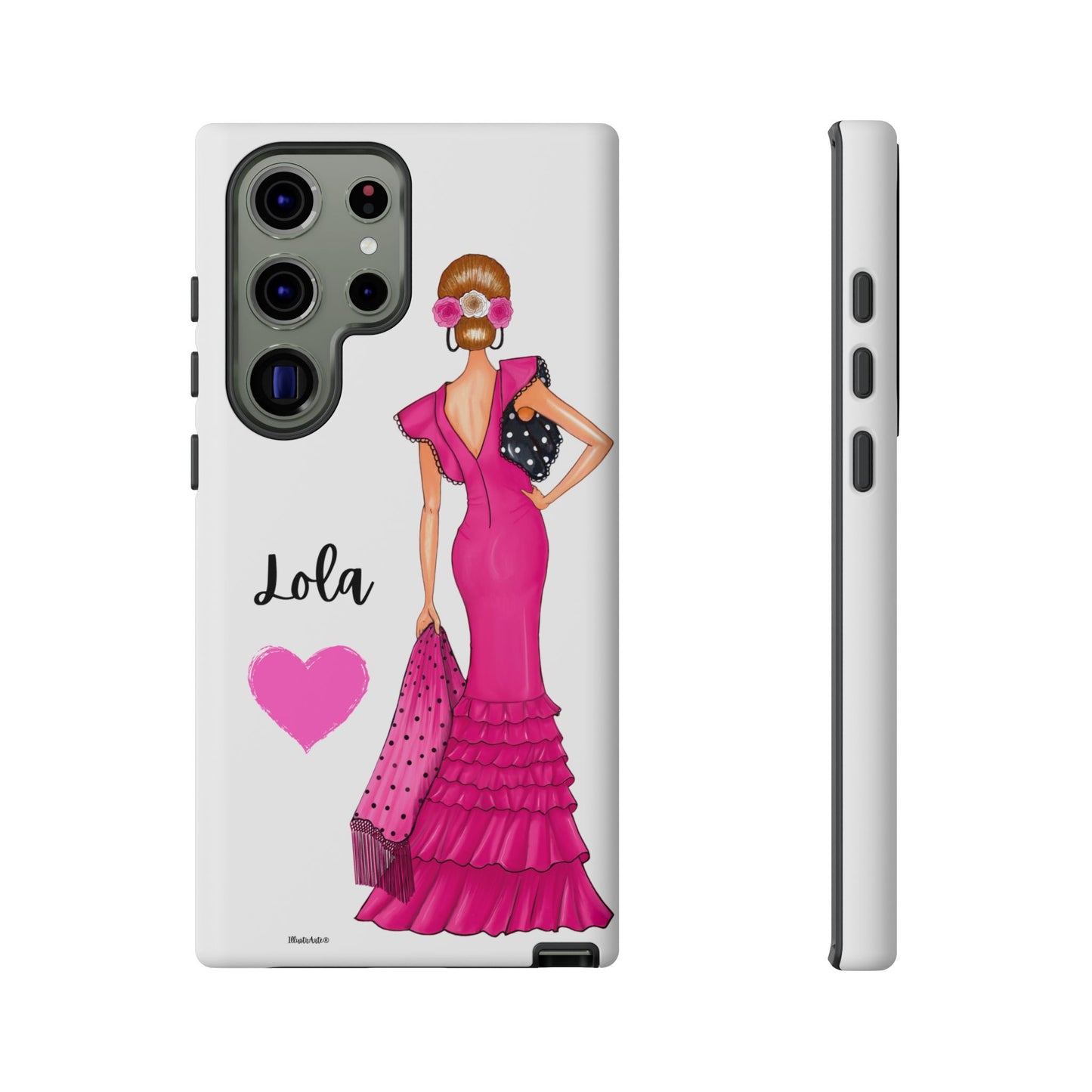 Funda de teléfono personalizable con nombre/bandera/Virgen - Modelo Manuela vestido rosa que refleja un diseño único.