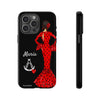 Funda de teléfono personalizable María rojo pelo oscuro fondo negro – para iPhone, Samsung, Pixel