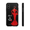 Funda de teléfono personalizable María rojo pelo oscuro fondo negro – para iPhone, Samsung, Pixel