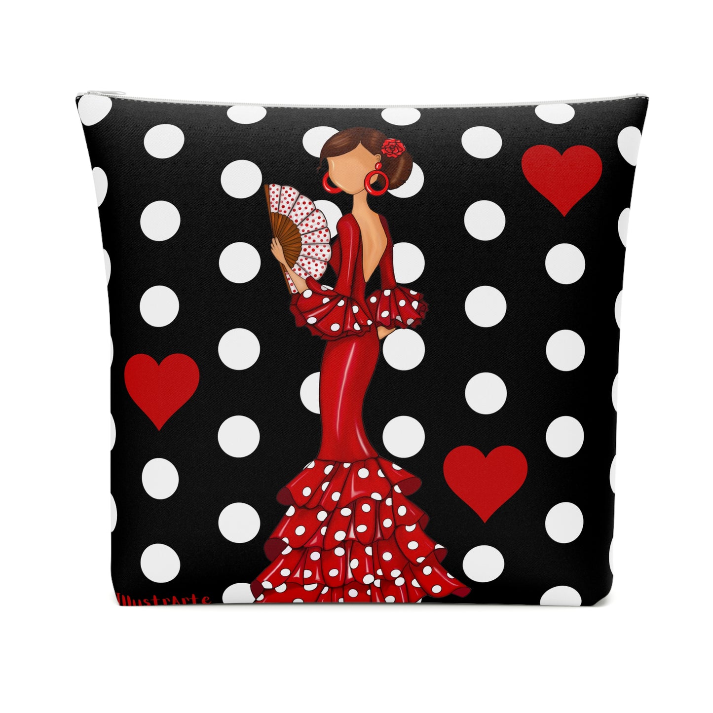 una almohada de lunares en blanco y negro con una mujer en un vestido rojo sosteniendo un