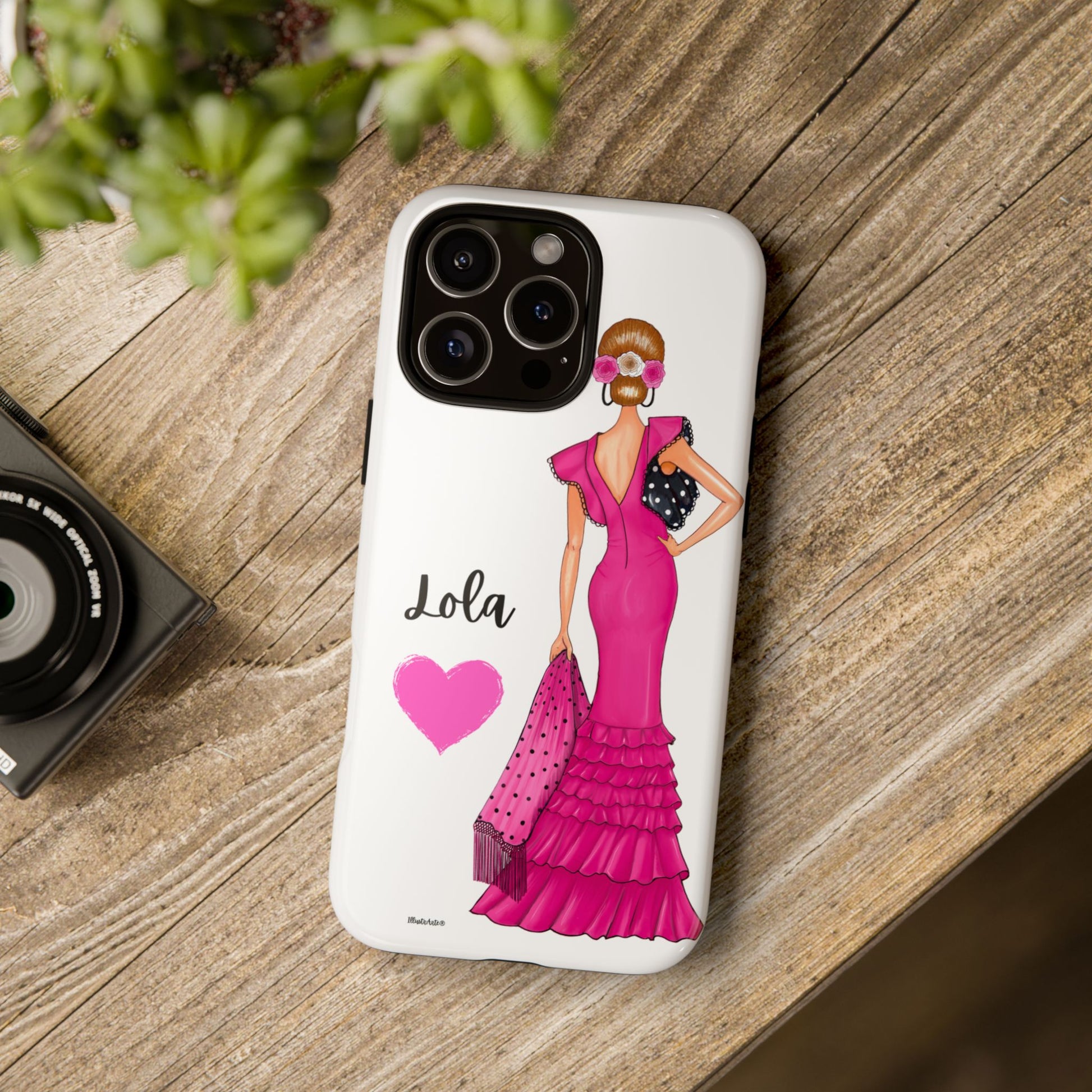 una funda para teléfono con una mujer en un vestido rosa