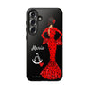 Funda de teléfono personalizable María rojo pelo oscuro fondo negro – para iPhone, Samsung, Pixel