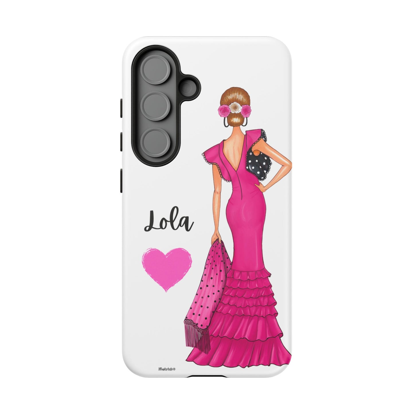 Funda de teléfono personalizable con nombre/bandera/Virgen - Modelo Manuela vestido rosa en un entorno colorido y alegre.