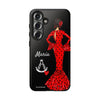 Funda de teléfono personalizable María rojo pelo oscuro fondo negro – para iPhone, Samsung, Pixel