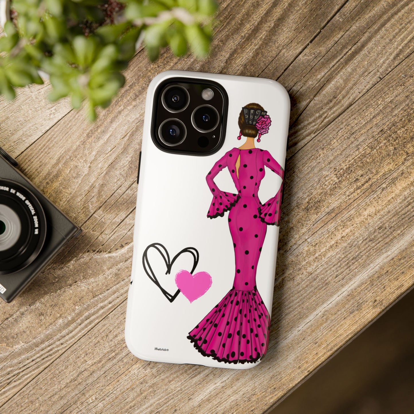 una funda de teléfono con una mujer en un vestido rosa