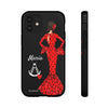 Funda de teléfono personalizable María rojo pelo oscuro fondo negro – para iPhone, Samsung, Pixel