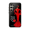 Funda de teléfono personalizable María rojo pelo oscuro fondo negro – para iPhone, Samsung, Pixel
