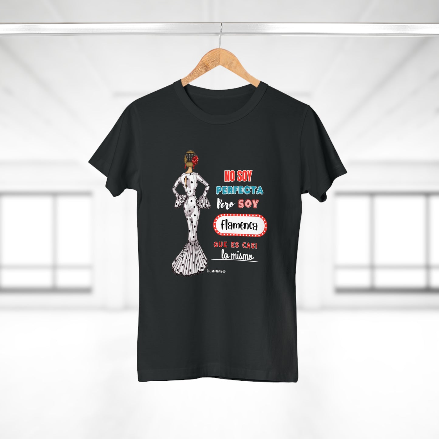 Camiseta Flamenca Personalizable “María blanco con frase” – Diseño Flamenco Original – Camiseta Negra Mujer