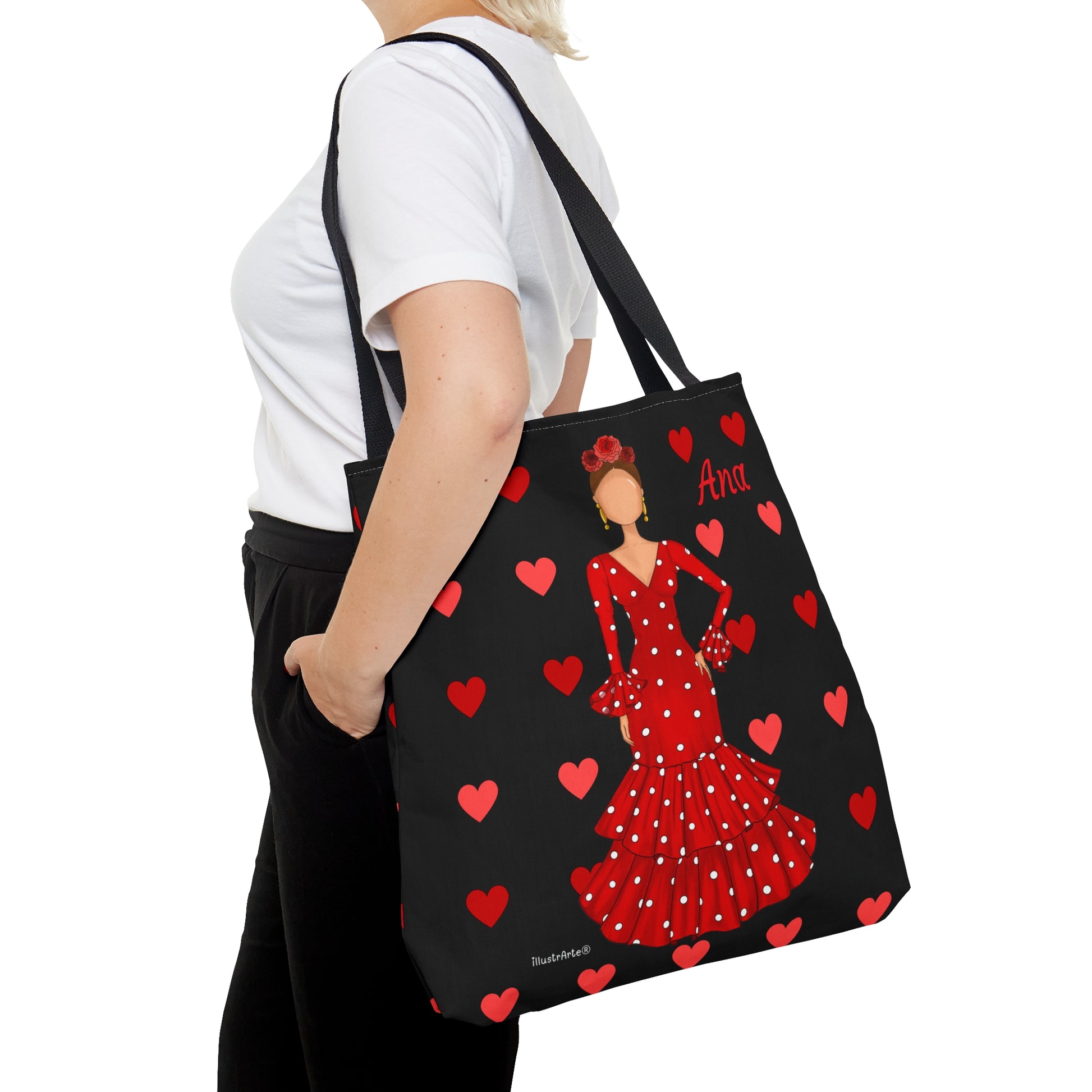 una mujer llevando una bolsa negra y roja con corazones