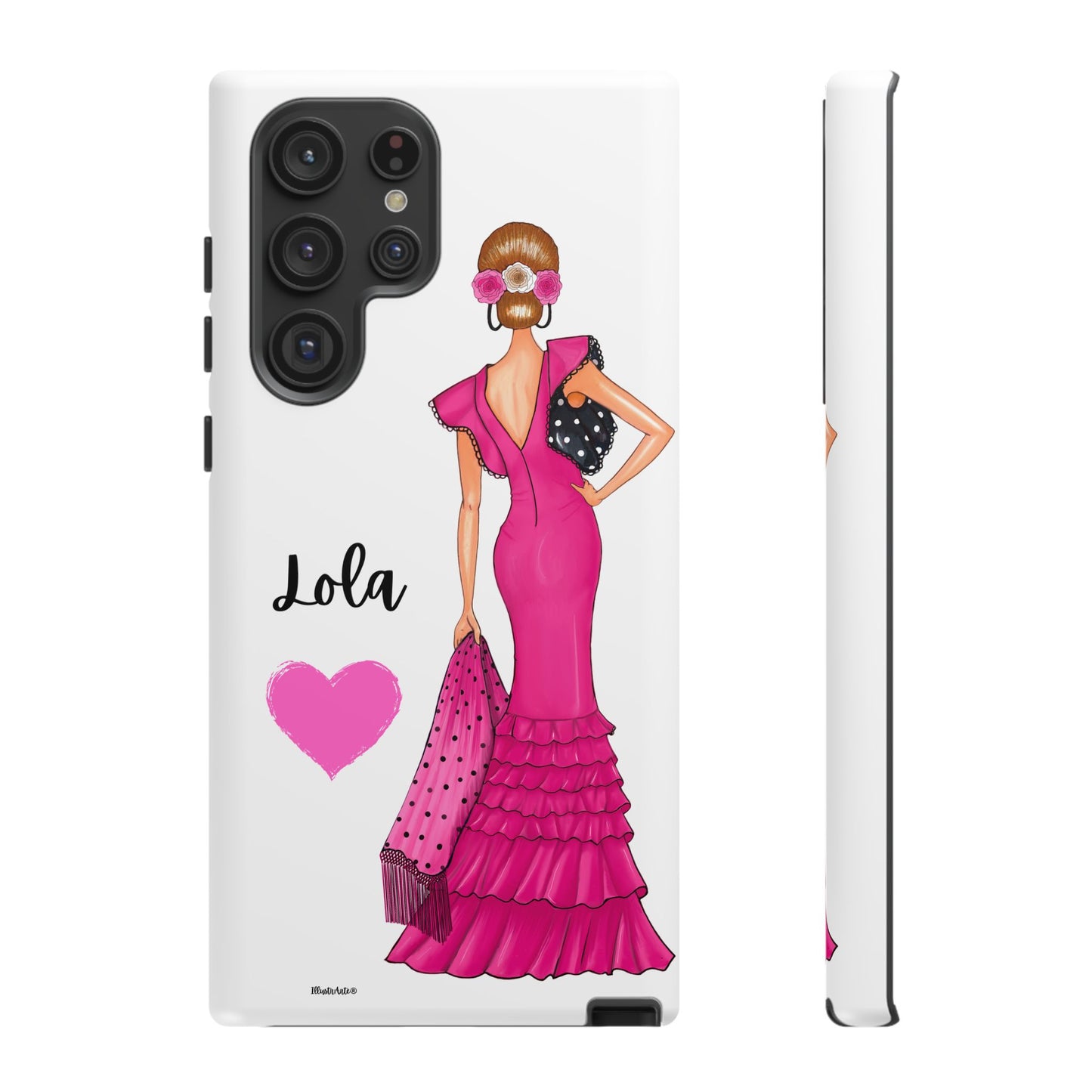 Funda de teléfono personalizable con nombre/bandera/Virgen - Modelo Manuela vestido rosa en un entorno vibrante.