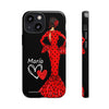 Funda de teléfono personalizable María rojo pelo oscuro fondo negro – para iPhone, Samsung, Pixel