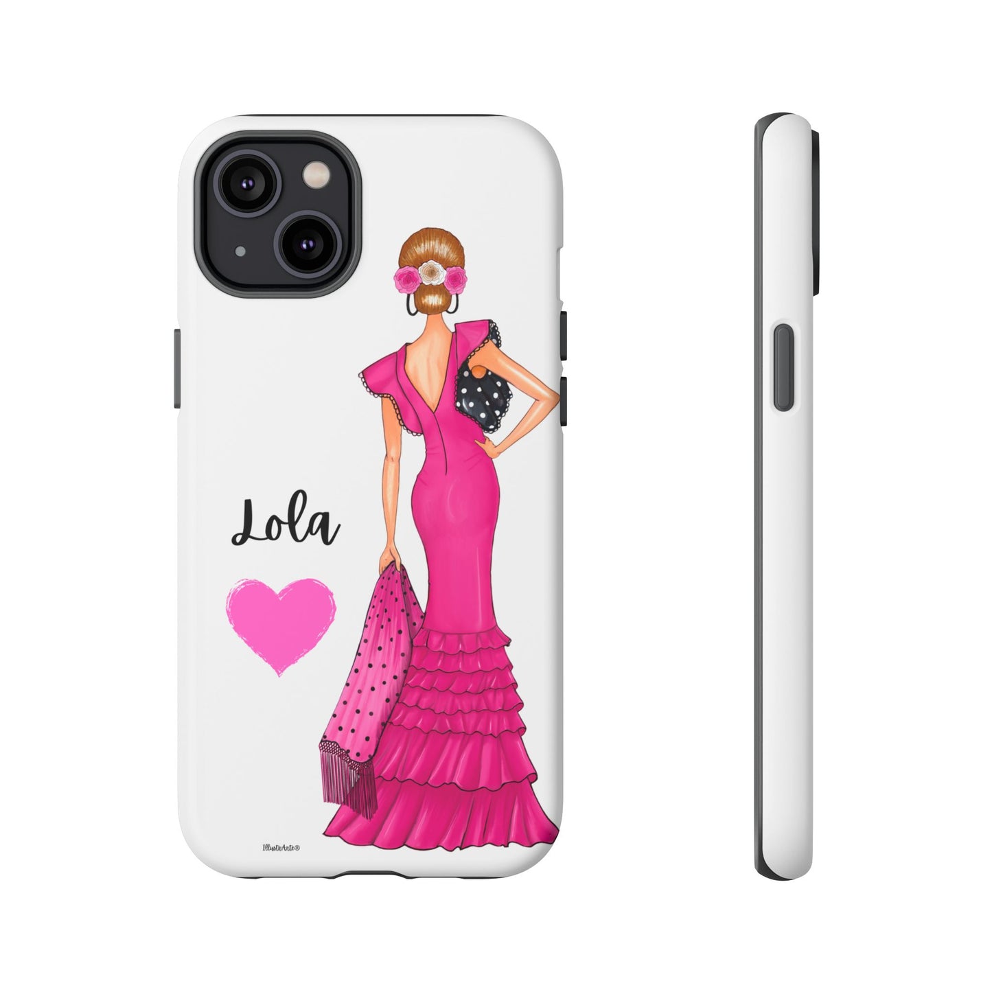 Funda de teléfono personalizable con nombre/bandera/Virgen - Modelo Manuela vestido rosa presentada con actitud.