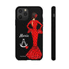 Funda de teléfono personalizable María rojo pelo oscuro fondo negro – para iPhone, Samsung, Pixel