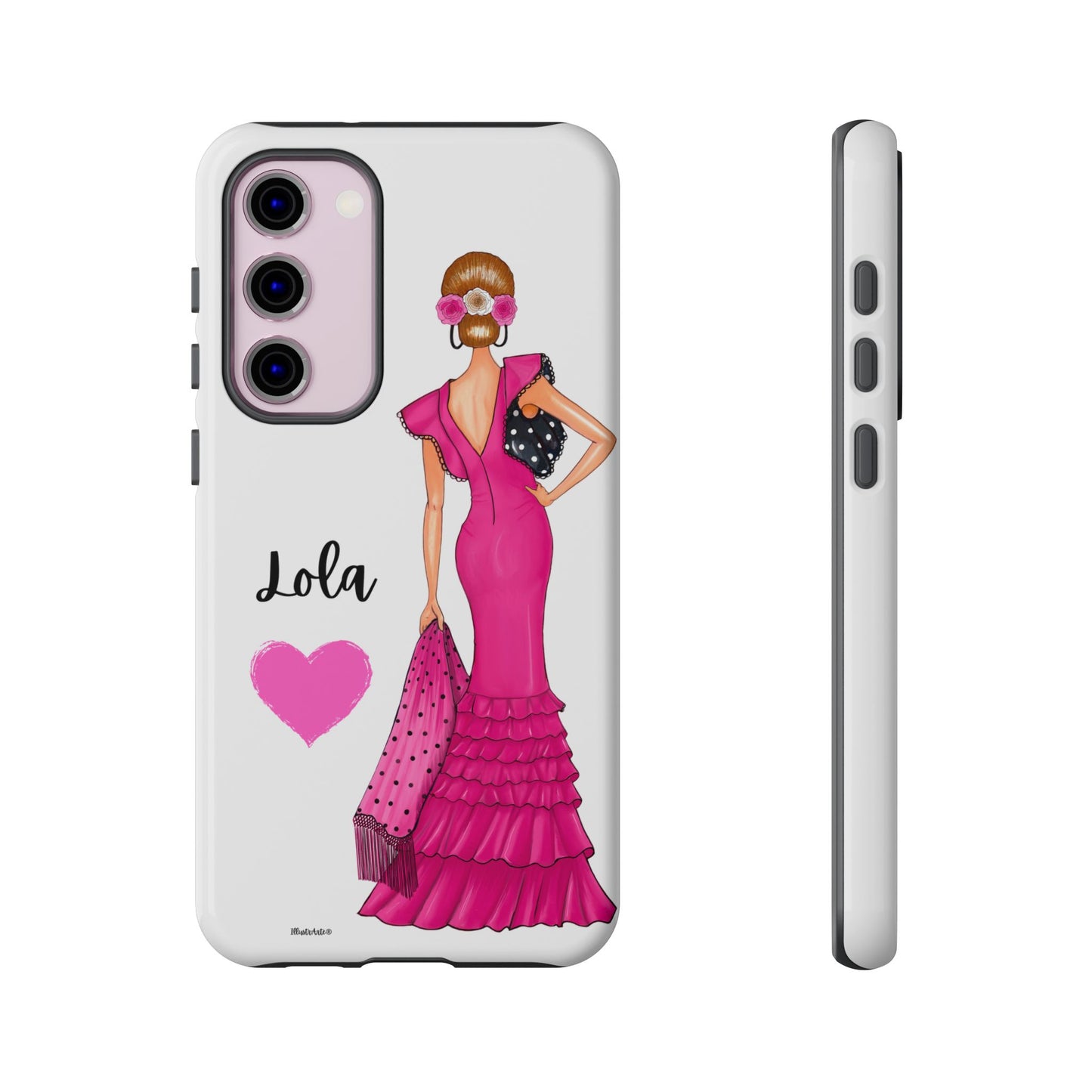 Funda de teléfono personalizable con nombre/bandera/Virgen - Modelo Manuela vestido rosa presentado de manera estilizada.