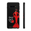 Funda de teléfono personalizable María rojo pelo oscuro fondo negro – para iPhone, Samsung, Pixel