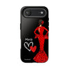 Funda de teléfono personalizable María rojo pelo oscuro fondo negro – para iPhone, Samsung, Pixel