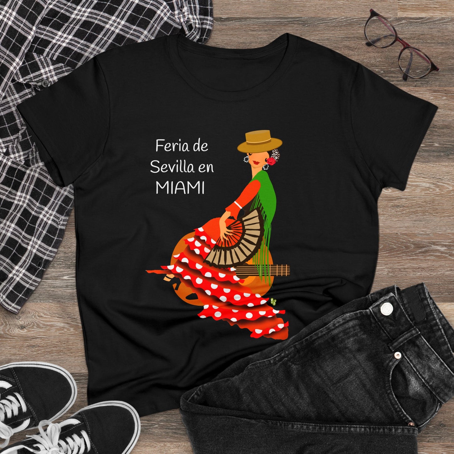 una camiseta con una mujer sosteniendo un abanico