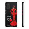 Funda de teléfono personalizable María rojo pelo oscuro fondo negro – para iPhone, Samsung, Pixel