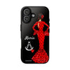 Funda de teléfono personalizable María rojo pelo oscuro fondo negro – para iPhone, Samsung, Pixel
