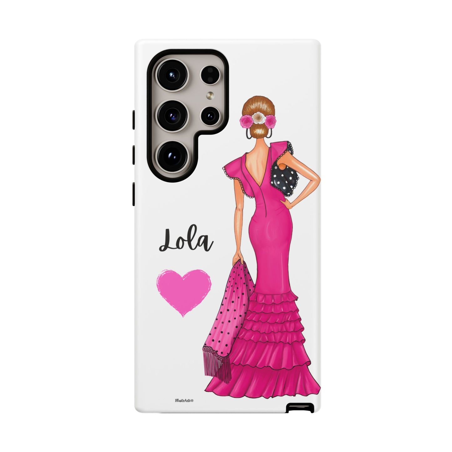 Funda de teléfono personalizable con nombre/bandera/Virgen - Modelo Manuela vestido rosa en un ambiente vibrante.