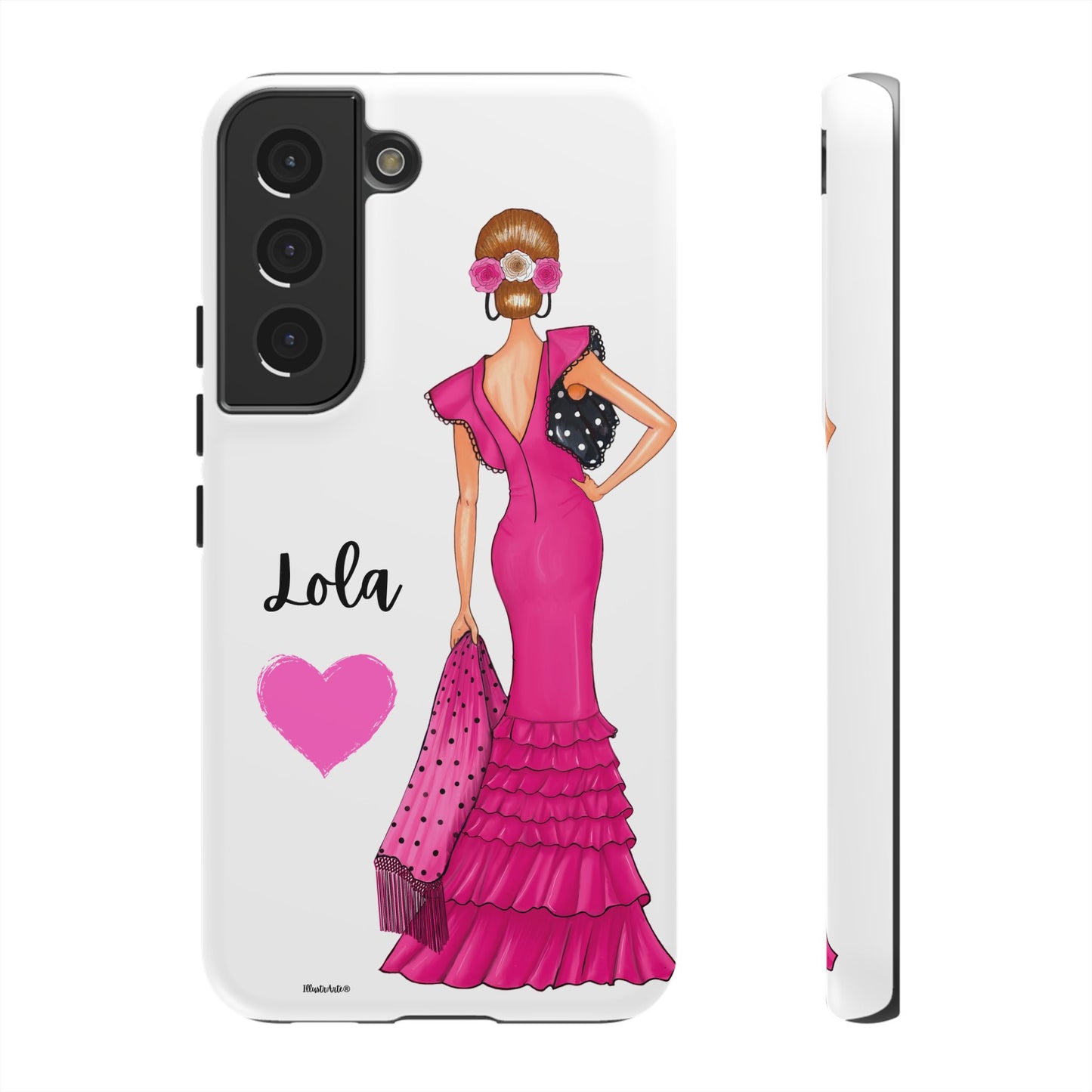 Funda de teléfono personalizable con nombre/bandera/Virgen - Modelo Manuela vestido rosa en primer plano.