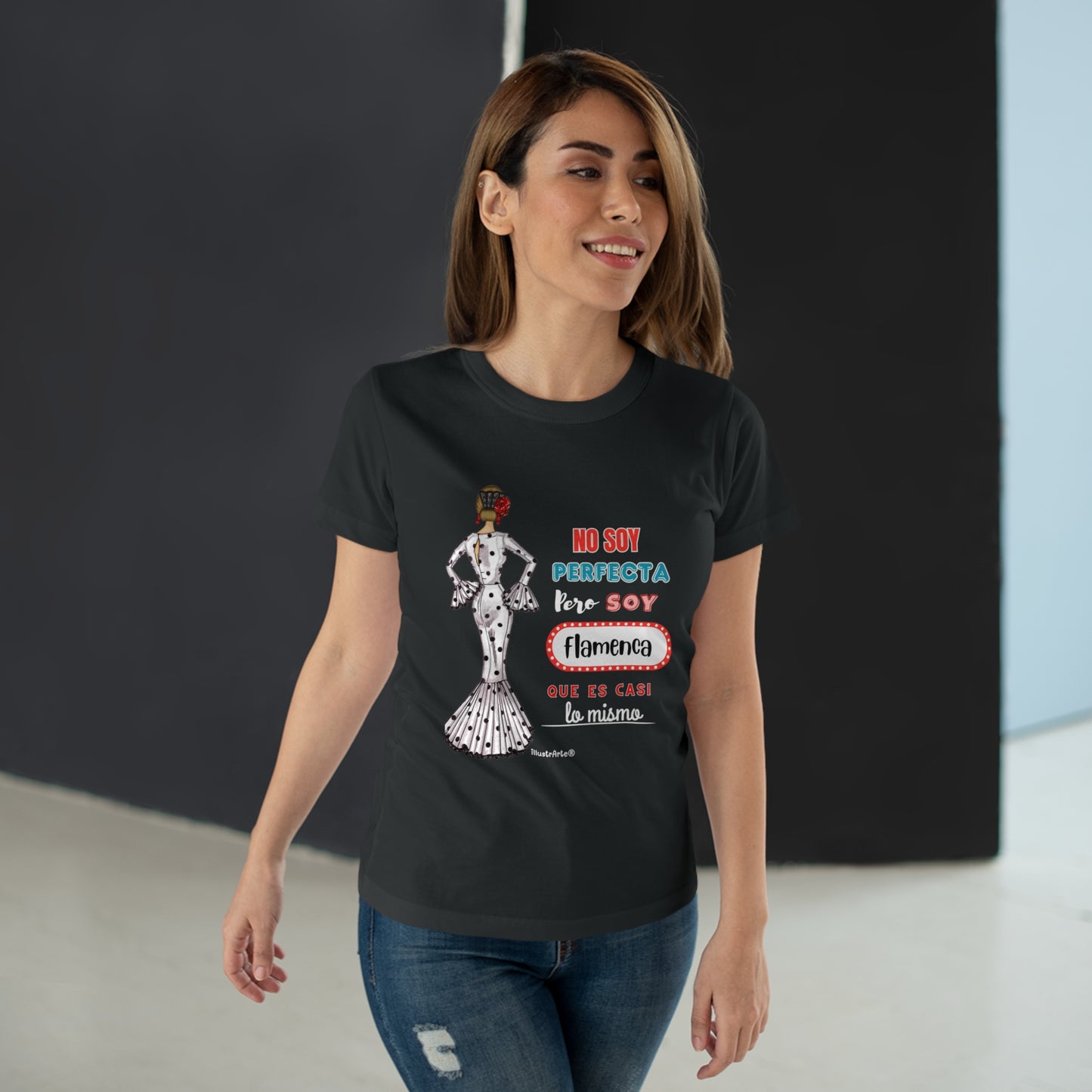 Camiseta Flamenca Personalizable “María blanco con frase” – Diseño Flamenco Original – Camiseta Negra Mujer