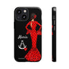 Funda de teléfono personalizable María rojo pelo oscuro fondo negro – para iPhone, Samsung, Pixel